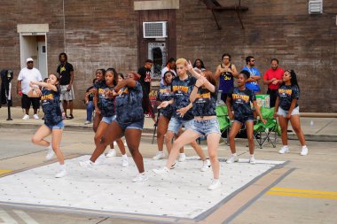 Milwaukee, Wisconsin ABD - 16 Eylül 2023: Afro-Amerikan Lisesi ve Ortaokul bayan sokak dansçıları Racine, Wisconsin sokaklarında dans ettiler