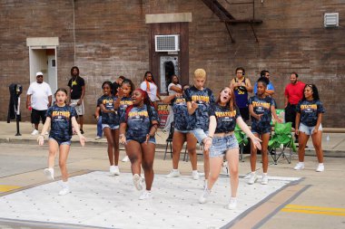 Milwaukee, Wisconsin ABD - 16 Eylül 2023: Afro-Amerikan Lisesi ve Ortaokul bayan sokak dansçıları Racine, Wisconsin sokaklarında dans ettiler