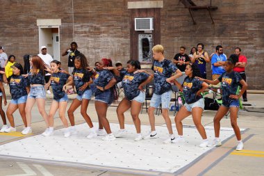 Milwaukee, Wisconsin ABD - 16 Eylül 2023: Afro-Amerikan Lisesi ve Ortaokul bayan sokak dansçıları Racine, Wisconsin sokaklarında dans ettiler
