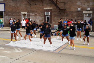 Milwaukee, Wisconsin ABD - 16 Eylül 2023: Afro-Amerikan Lisesi ve Ortaokul bayan sokak dansçıları Racine, Wisconsin sokaklarında dans ettiler
