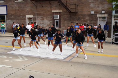 Milwaukee, Wisconsin ABD - 16 Eylül 2023: Afro-Amerikan Lisesi ve Ortaokul bayan sokak dansçıları Racine, Wisconsin sokaklarında dans ettiler