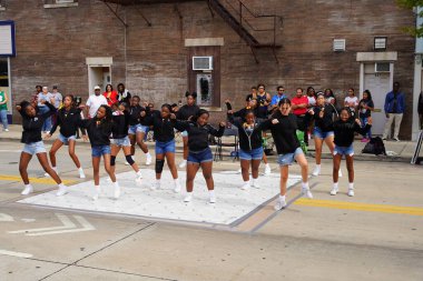 Milwaukee, Wisconsin ABD - 16 Eylül 2023: Afro-Amerikan Lisesi ve Ortaokul bayan sokak dansçıları Racine, Wisconsin sokaklarında dans ettiler