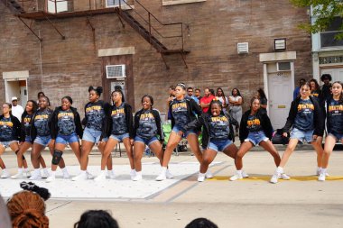 Milwaukee, Wisconsin ABD - 16 Eylül 2023: Afro-Amerikan Lisesi ve Ortaokul bayan sokak dansçıları Racine, Wisconsin sokaklarında dans ettiler