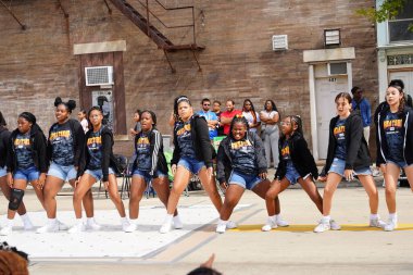 Milwaukee, Wisconsin ABD - 16 Eylül 2023: Afro-Amerikan Lisesi ve Ortaokul bayan sokak dansçıları Racine, Wisconsin sokaklarında dans ettiler