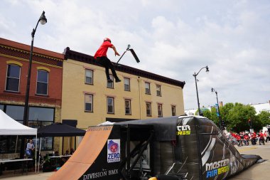 Racine, Wisconsin ABD - 16 Eylül 2023: BMX bisikletli dublörler, Racine, Wisconsin sokaklarında bir grup insan için yarı boru rampalarında dublörlük yapıyor.