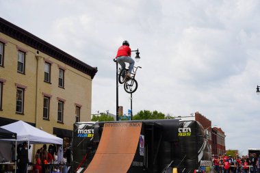 Racine, Wisconsin ABD - 16 Eylül 2023: BMX bisikletli dublörler, Racine, Wisconsin sokaklarında bir grup insan için yarı boru rampalarında dublörlük yapıyor.