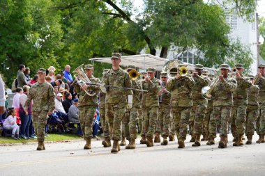 Warrens, Wisconsin ABD - 25 Eylül 2022: Askeri müzik bandosu 2022 Cranfest geçit töreninde yürüdü.