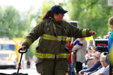 İtfaiyeciler yangın sırasında hareket halindeler.