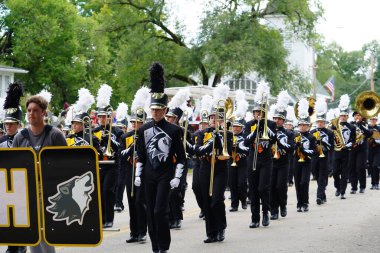 Warrens, Wisconsin ABD - 25 Eylül 2022: Tomah Lisesi bandosu 2022 Cranfest geçit töreninde yürüdü.