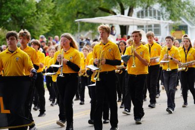 Warrens, Wisconsin ABD - 25 Eylül 2022: Tomah Ortaokulu müzik bandosu 2022 Cranfest geçit töreninde yürüdü.