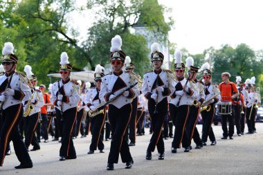 Warrens, Wisconsin ABD - 25 Eylül 2022: Elk Mound Lisesi yürüyüş bandosu Cranfest geçit töreni 2022.