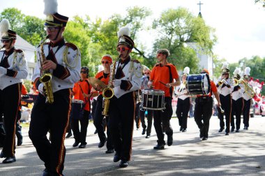 Warrens, Wisconsin ABD - 25 Eylül 2022: Elk Mound Lisesi yürüyüş bandosu Cranfest geçit töreni 2022.