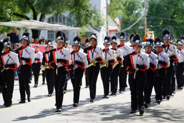 Warrens, Wisconsin ABD - 25 Eylül 2022: Black River Falls Lisesi yürüyüş bandosu Cranfest geçit töreninde yürüdü.