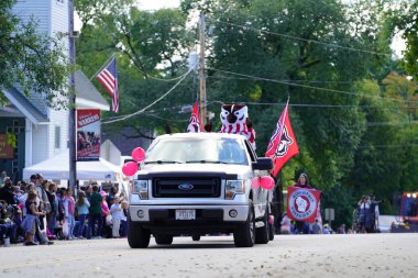 Warrens, Wisconsin ABD - 25 Eylül 2022: Wisconsin Üniversitesi Futbol Takımı maskotu Bucky Badger, Cranfest geçit törenine katıldı..