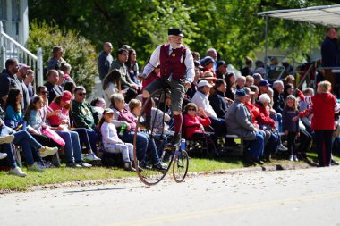 Panayırda bisiklete binen insanlar.