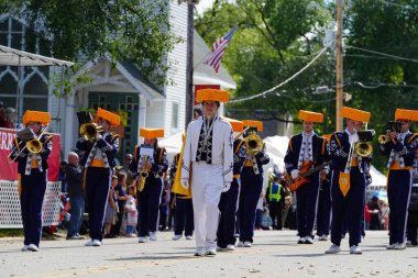 Warrens, Wisconsin ABD - 25 Eylül 2022: Mauston Lisesi Cheese Head bandosu Cranfest geçit töreninde yürüdü.