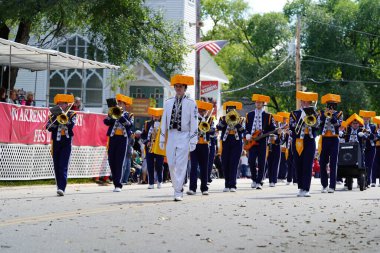 Warrens, Wisconsin ABD - 25 Eylül 2022: Mauston Lisesi Cheese Head bandosu Cranfest geçit töreninde yürüdü.