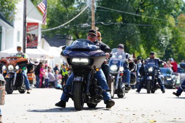 Warrens, Wisconsin ABD - 25 Eylül 2022: Cranfest 2022 geçit töreninde motosiklet süren Castle Rock Chapter motosiklet grubu.