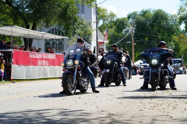 Warrens, Wisconsin ABD - 25 Eylül 2022: Cranfest 2022 geçit töreninde motosiklet süren Castle Rock Chapter motosiklet grubu.