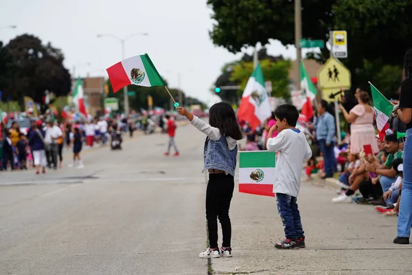 Milwaukee Wisconsin Septiembre 2023 Familias Latinoamericanas Hispanoamericanas Mexicoamericanas Celebraron Desfile —  Fotos de Stock
