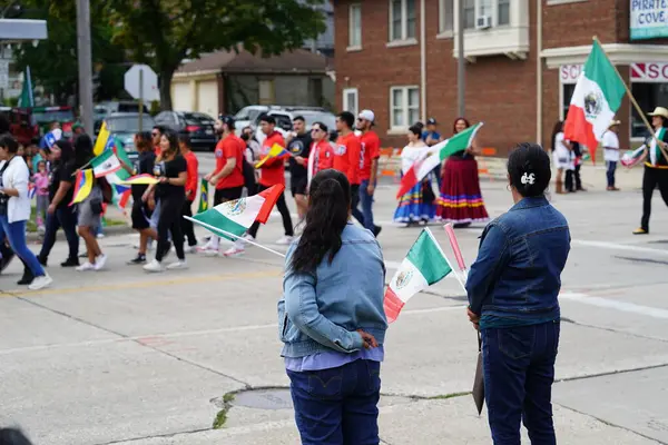 2023年9月16日 美国威斯康星州密尔沃基 拉美裔美国人 拉美裔美国人和墨西哥裔美国人的家庭举行了一年一度的墨西哥独立日游行 — 图库照片