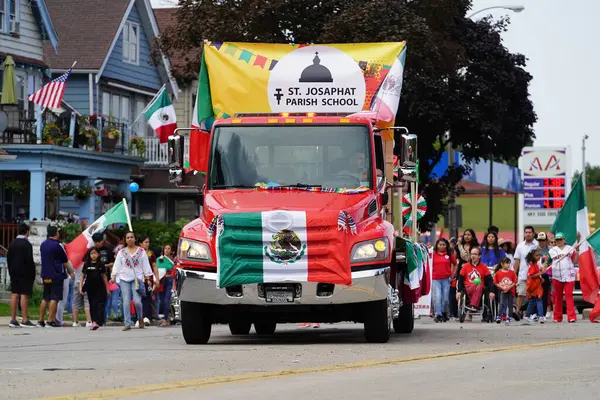 Milwaukee, Wisconsin ABD - 16 Eylül 2023: Latin Amerikalı, Latin Amerikalı ve Meksikalı Amerikan aileler yıllık Meksika Bağımsızlık Günü geçit törenini gerçekleştirdiler.