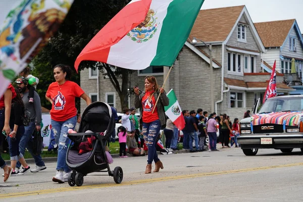 Milwaukee Wisconsin Usa Settembre 2023 Famiglie Latinoamericane Riuniscono Lungo Strade — Foto Stock