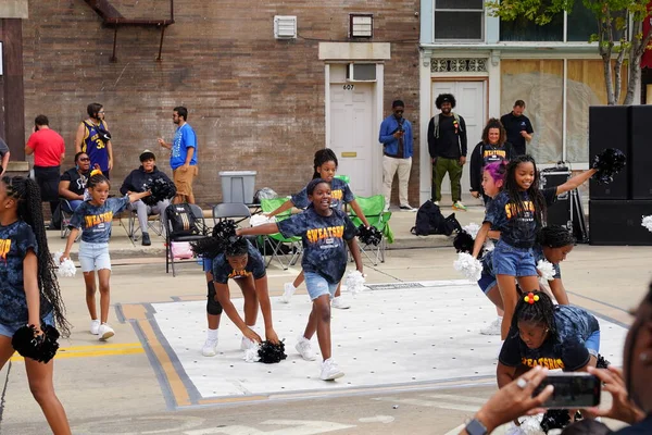 Milwaukee, Wisconsin ABD - 16 Eylül 2023: Afro-Amerikan Lisesi ve Ortaokul bayan sokak dansçıları Racine, Wisconsin sokaklarında dans ettiler