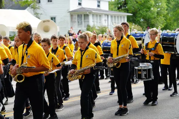 美国威斯康星州沃伦斯 2022年9月25日 托马斯中学的音乐游行乐队在2022年举行了Cranfest游行 — 图库照片