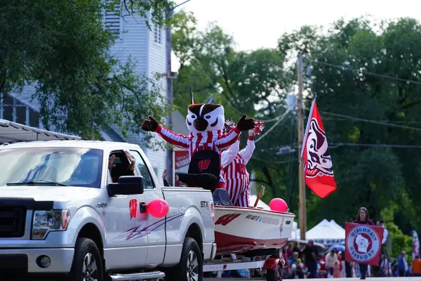 Warrens, Wisconsin ABD - 25 Eylül 2022: Wisconsin Üniversitesi Futbol Takımı maskotu Bucky Badger, Cranfest geçit törenine katıldı..