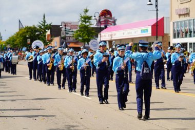 Wisconsin Dells, Wisconsin ABD - 18 Eylül 2022: Wisconsin Dells Lisesi yürüyüş bandosu Wa Zha Wa sonbahar festivali geçit töreninde yürüdü.