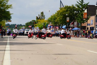 Wisconsin Dells, Wisconsin ABD - 18 Eylül 2023: Mopedlerle ZOR Mavericks Wo Zha Wa sonbahar festivali geçit töreninde dolaştı.