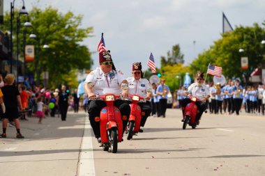 Wisconsin Dells, Wisconsin ABD - 18 Eylül 2023: Mopedlerle ZOR Mavericks Wo Zha Wa sonbahar festivali geçit töreninde dolaştı.