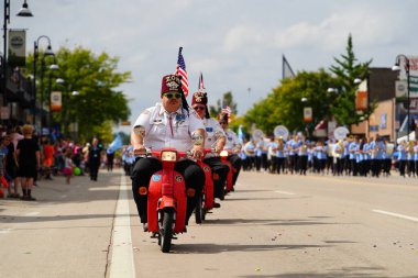 Wisconsin Dells, Wisconsin ABD - 18 Eylül 2023: Mopedlerle ZOR Mavericks Wo Zha Wa sonbahar festivali geçit töreninde dolaştı.