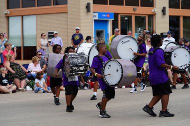 Wisconsin Dells, Wisconsin ABD - 18 Eylül 2022: Afrika kökenli Amerikan TKO Drumline ve Nakavt Dans Takımı Wa Zha Wa 2022 Sonbahar Festivali geçit töreninde izleyiciler için hazırlandı.