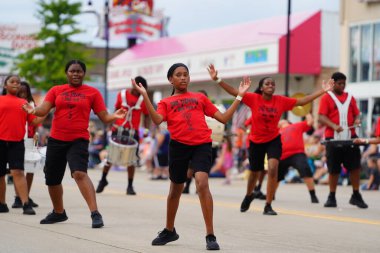 Wisconsin Dells, Wisconsin ABD - 18 Eylül 2023: Soul Steppers eğitim ekibi Wo Zha Wa festivali sırasında sokaklarda gösteri yaptı