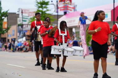 Wisconsin Dells, Wisconsin ABD - 18 Eylül 2023: Soul Steppers eğitim ekibi Wo Zha Wa festivali sırasında sokaklarda gösteri yaptı