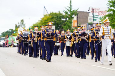 Wisconsin Dells, Wisconsin ABD - 19 Eylül 2021: Baraboo Lisesi bandosu Va zha wa sonbahar festivali geçit töreninde yürüdü
