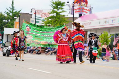 Wisconsin Dells, Wisconsin ABD - 19 Eylül 2021: Meksikalı Latinler Wa Zha Wa sonbahar festivali geçit töreninde yürümekten gurur duyuyorlar.