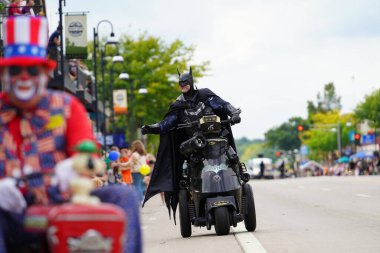 Wisconsin Dells, Wisconsin ABD - 18 Eylül 2023: Batman kostümü giymiş bir adam Wo Zha Wa geçit töreninde çocuklarla ve yetişkinlerle etkileşime girdi.