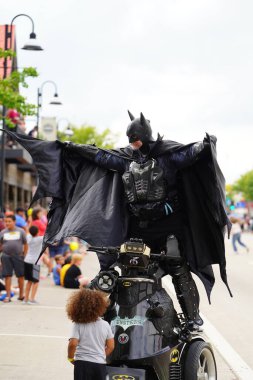 Wisconsin Dells, Wisconsin ABD - 18 Eylül 2022: Başkent karakteri Batman kostümü giymiş ve Wa Zha Wa 2022 geçit töreninde izleyicilerle etkileşime giren adam.