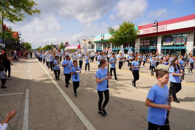 Wisconsin Dells, Wisconsin ABD - 16 Eylül 2023: Wisconsin Dells Lisesi yürüyüş bandosu Wa Zha Wa sonbahar festivali geçit töreninde yürüdü.