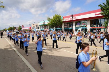 Wisconsin Dells, Wisconsin ABD - 16 Eylül 2023: Wisconsin Dells Lisesi yürüyüş bandosu Wa Zha Wa sonbahar festivali geçit töreninde yürüdü.