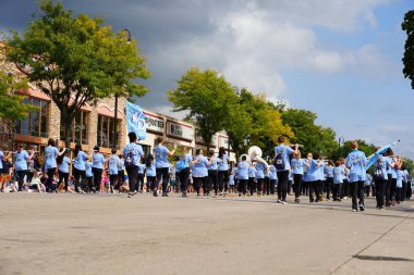 Wisconsin Dells, Wisconsin ABD - 16 Eylül 2023: Wisconsin Dells Lisesi yürüyüş bandosu Wa Zha Wa sonbahar festivali geçit töreninde yürüdü.