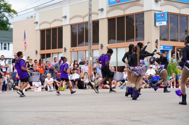 Wisconsin Dells, Wisconsin ABD - 18 Eylül 2022: Afrika kökenli Amerikan TKO Drumline ve Nakavt Dans Takımı Wa Zha Wa 2022 Sonbahar Festivali geçit töreninde izleyiciler için hazırlandı.