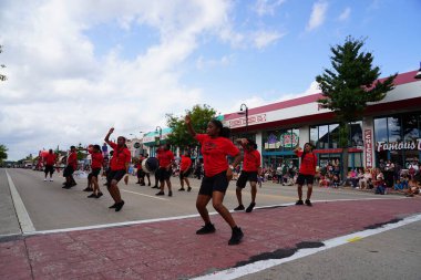 Wisconsin Dells, Wisconsin ABD - 18 Eylül 2023: Soul Steppers eğitim ekibi Wo Zha Wa festivali sırasında sokaklarda gösteri yaptı