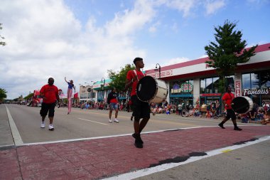 Wisconsin Dells, Wisconsin ABD - 18 Eylül 2023: Soul Steppers eğitim ekibi Wo Zha Wa festivali sırasında sokaklarda gösteri yaptı