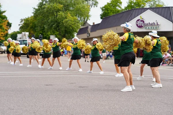 Wisconsin Dells, Wisconsin ABD - 18 Eylül 2022: Milwaukee 'nin Dansçı Nineleri Wa Zha Wa 2022 sonbahar festivali geçit törenine katıldı.