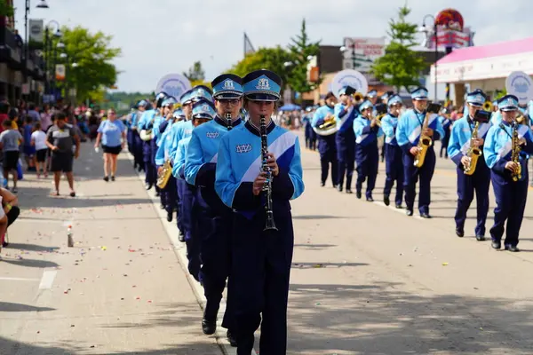 Wisconsin Dells, Wisconsin ABD - 18 Eylül 2022: Wisconsin Dells Lisesi yürüyüş bandosu Wa Zha Wa sonbahar festivali geçit töreninde yürüdü.