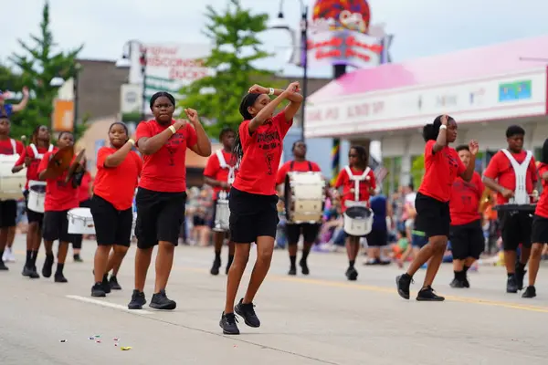 Wisconsin Dells, Wisconsin ABD - 18 Eylül 2023: Soul Steppers eğitim ekibi Wo Zha Wa festivali sırasında sokaklarda gösteri yaptı